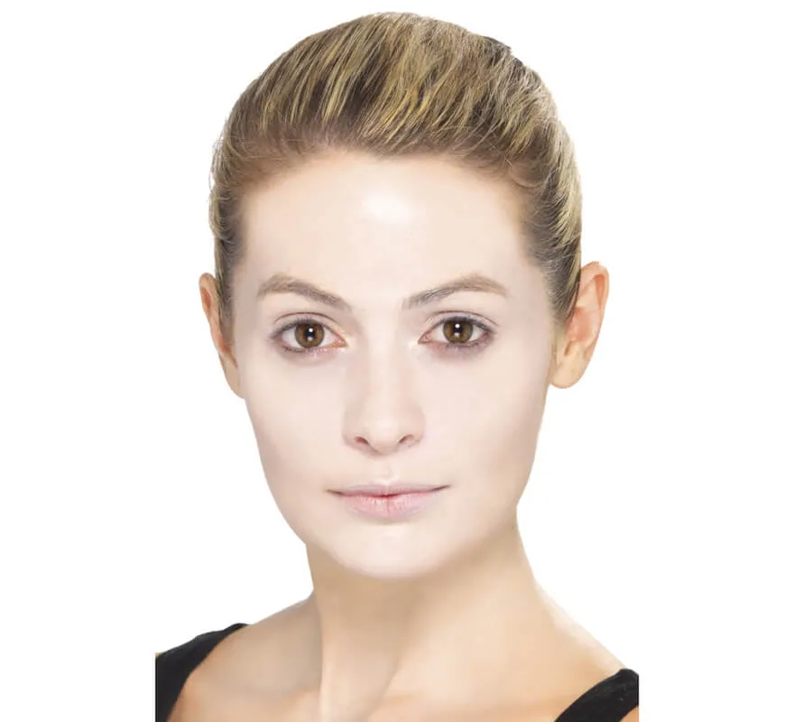 Trucco gotico: vernice, rossetto e ciglia