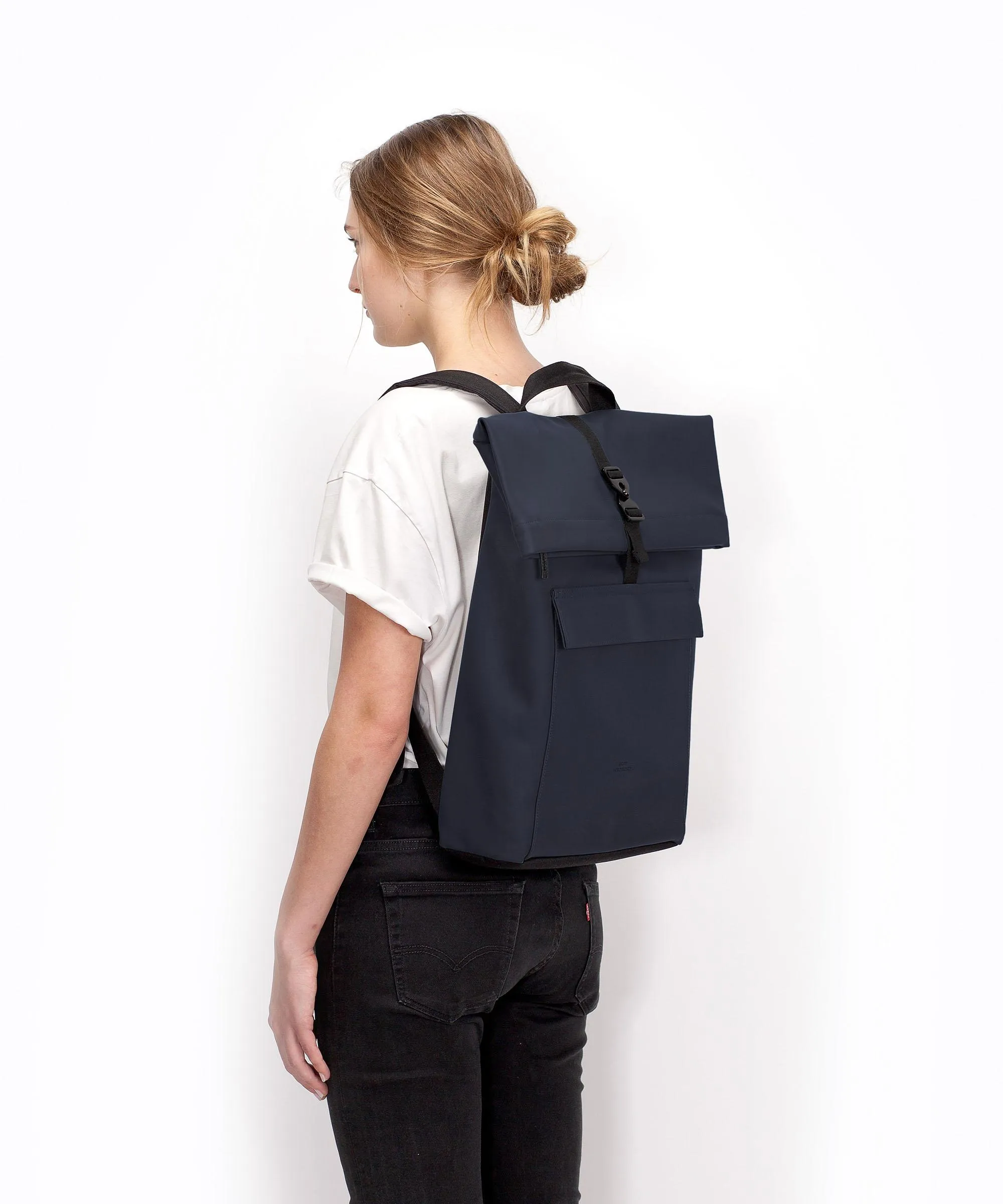  Ucon Acrobatics Lotus Jasper Medium Zaino roll-top 15.6″ poliuretano, poliestere riciclato navy  