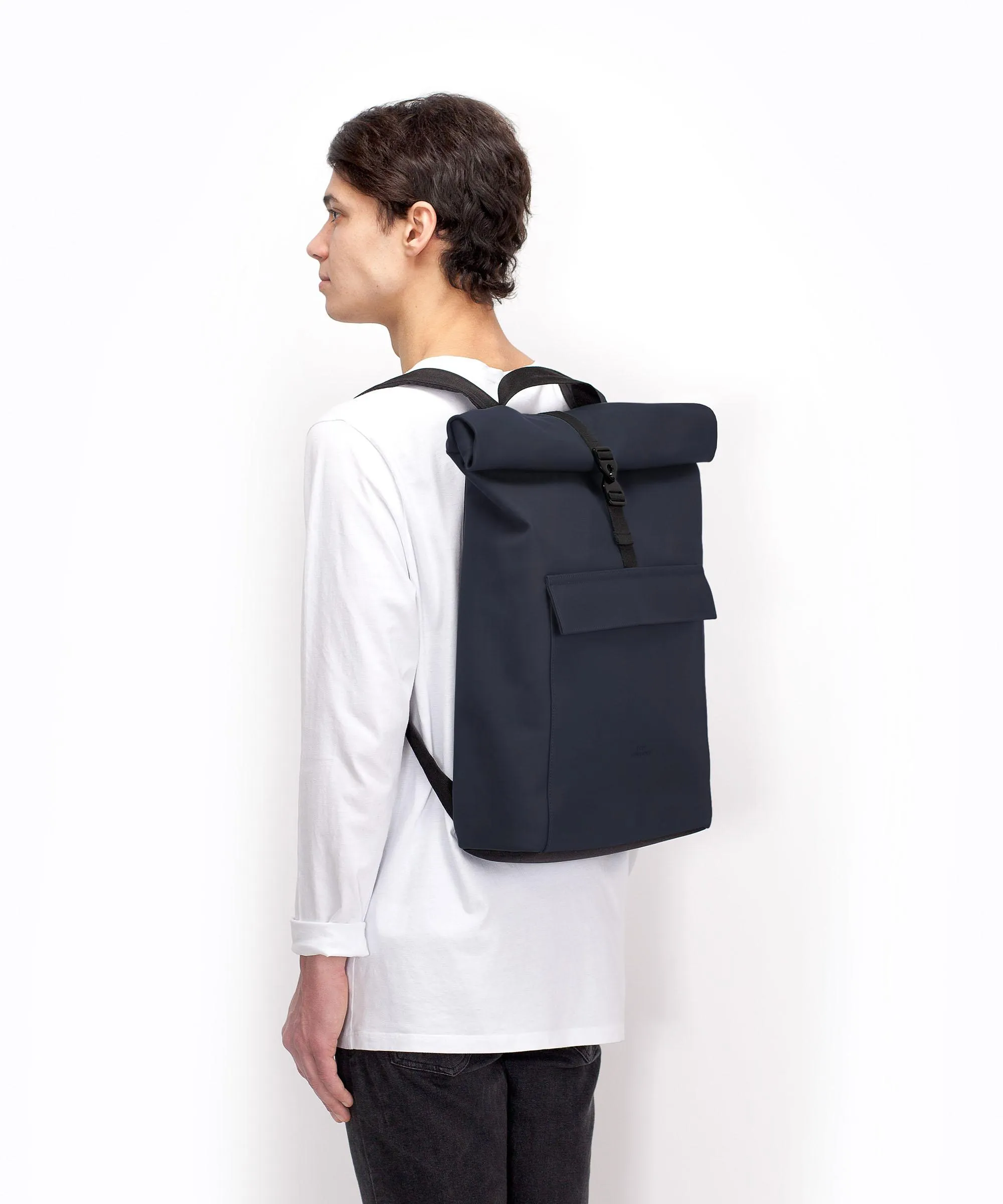  Ucon Acrobatics Lotus Jasper Medium Zaino roll-top 15.6″ poliuretano, poliestere riciclato navy  