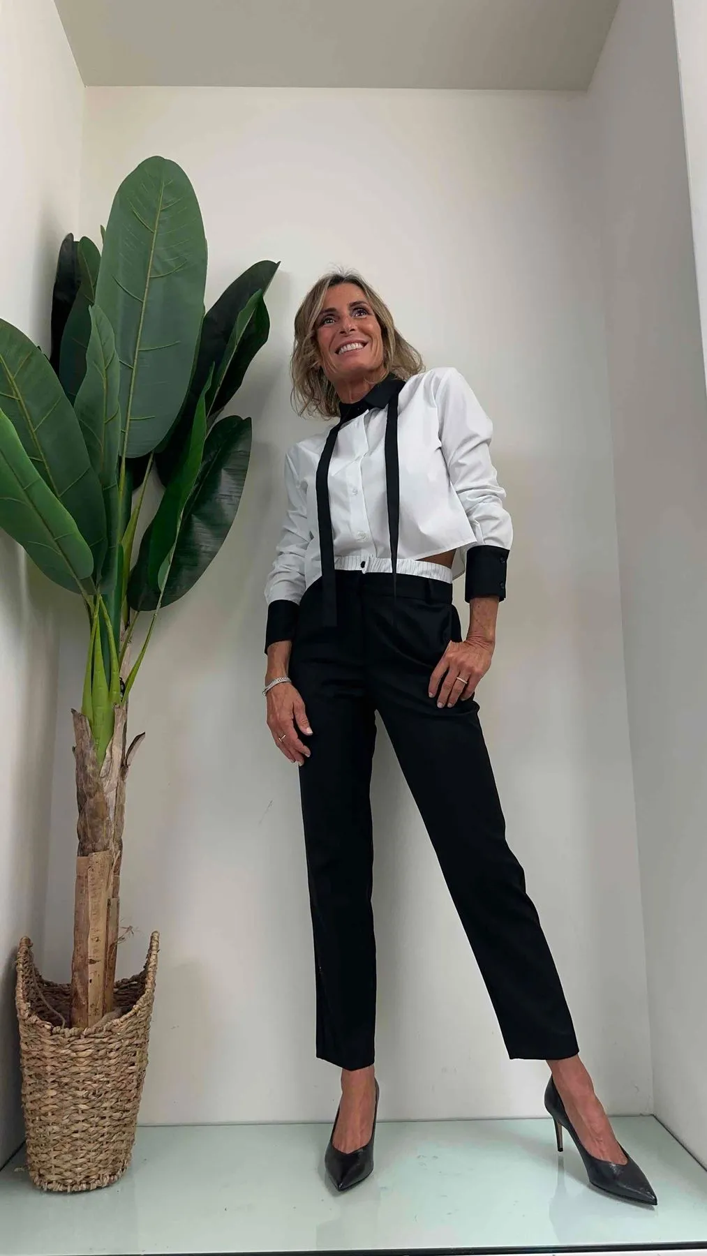 VICOLO - TR1464 - CAMICIA CROP PROFILI E LACCETTO CONTRASTO