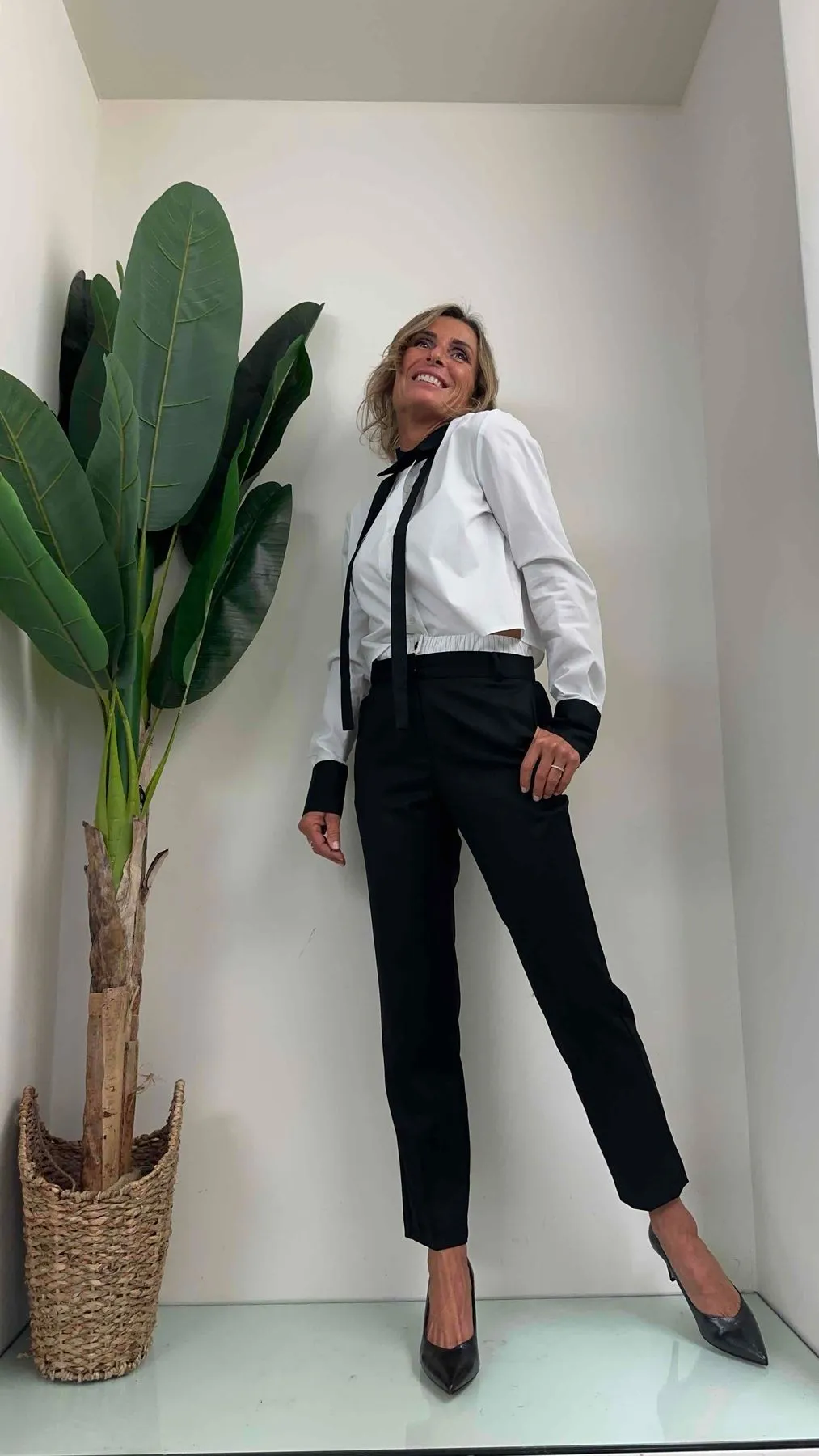 VICOLO - TR1464 - CAMICIA CROP PROFILI E LACCETTO CONTRASTO