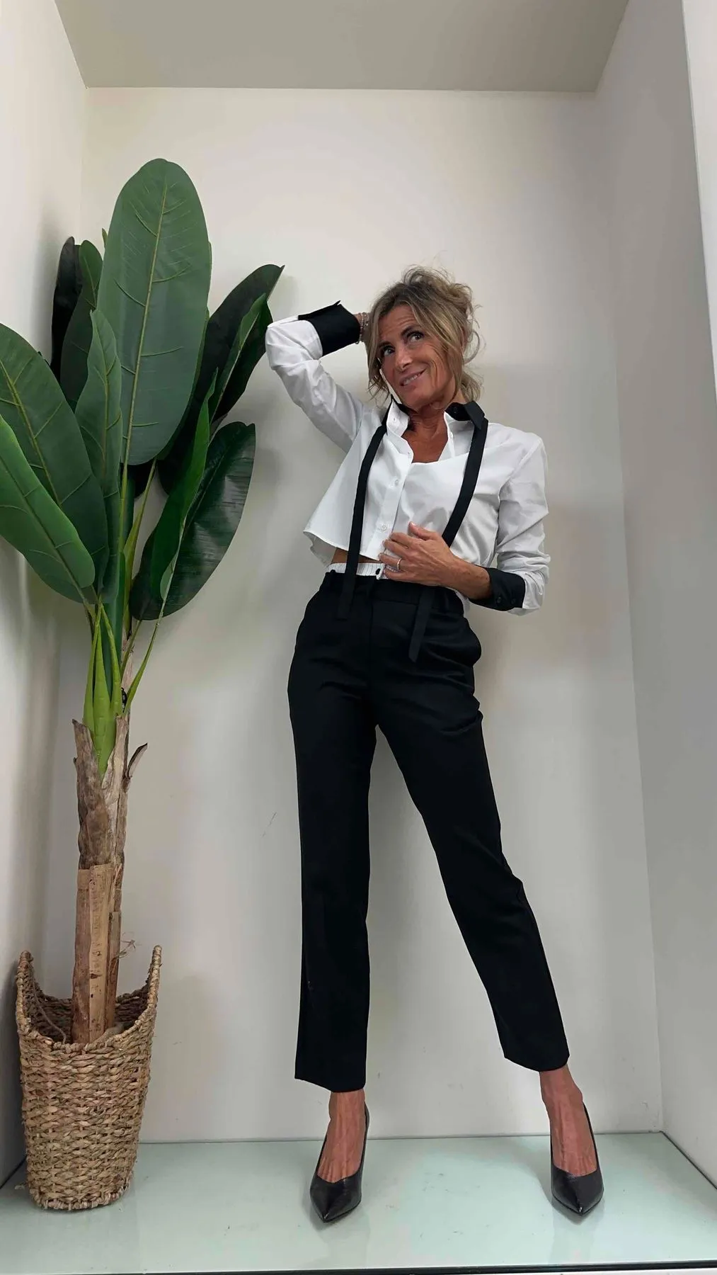 VICOLO - TR1464 - CAMICIA CROP PROFILI E LACCETTO CONTRASTO