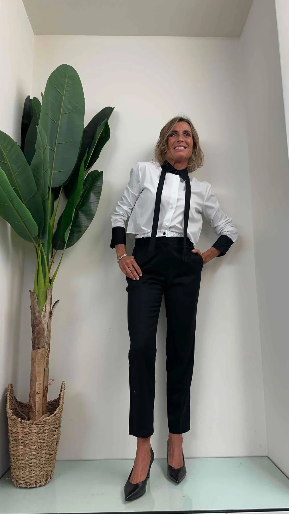 VICOLO - TR1464 - CAMICIA CROP PROFILI E LACCETTO CONTRASTO