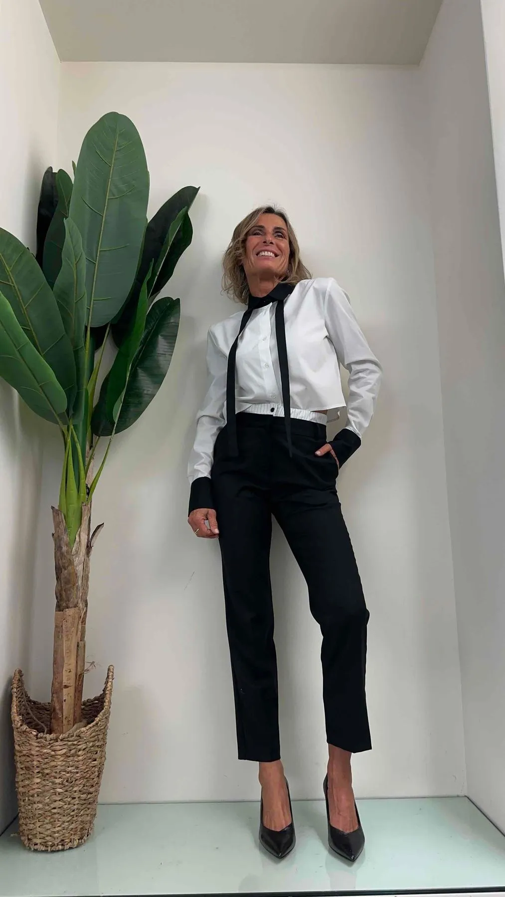 VICOLO - TR1464 - CAMICIA CROP PROFILI E LACCETTO CONTRASTO